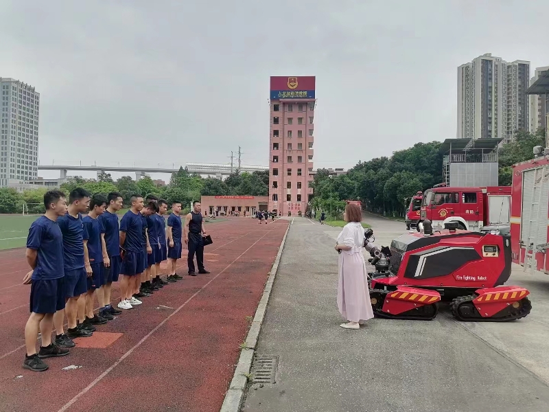 舉升搶險(xiǎn)主戰(zhàn)消防車、全地形消防滅火機(jī)器人巡展演示圓滿結(jié)束